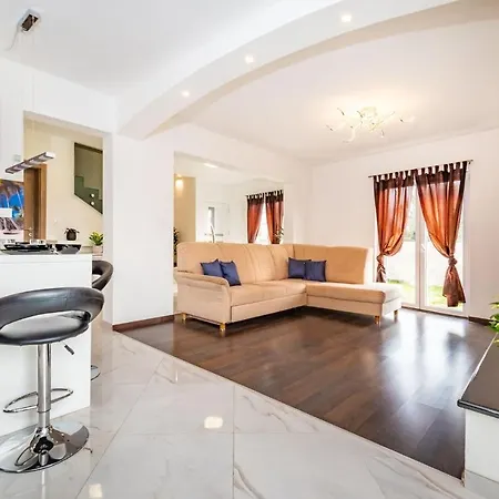 Urban And Quiet Holiday House Bianca Villa
